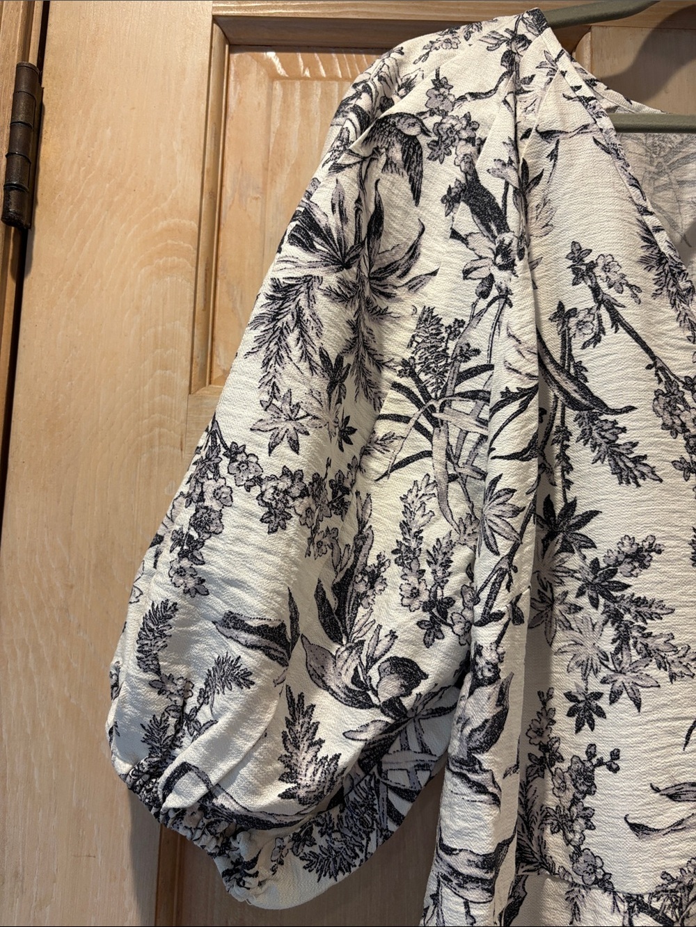 H&M Cream and Black Floral Puff-Sleeve Dress - Picture 3 of 10